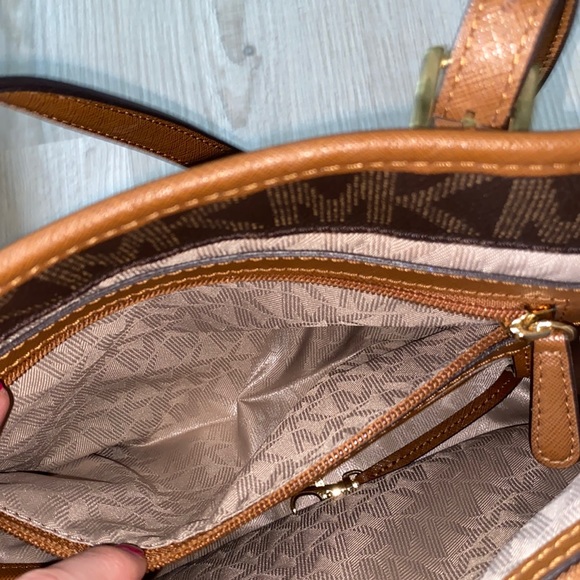 ✨Like New✨ Michael Kors Jet Set Snap Pocket Medium Tote- Brown - Picture 10 of 12